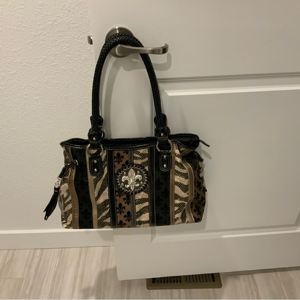 Elegant Black and Tan Shoulder Bag with Structured Design